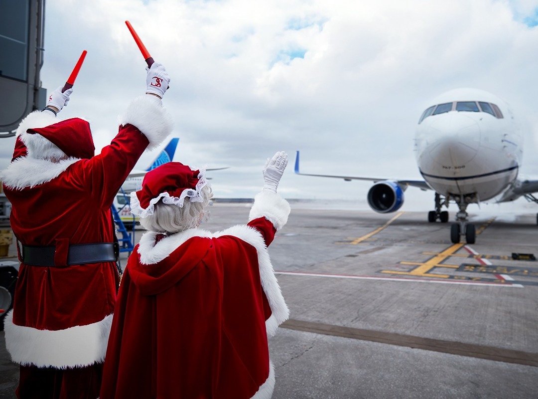 United Airlines takes kids on a magical flight to the ‘North Pole’ – Current Affairs