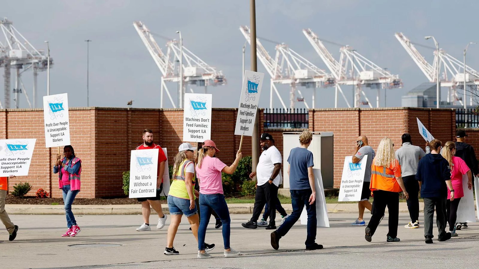 Trump Signals Support for U.S. Dockworkers in Stalled Labor Talks